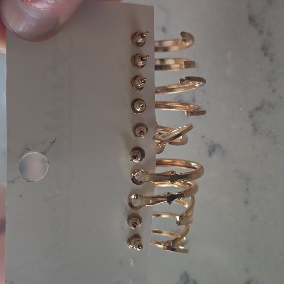 5 pair of fashion earrings. - Picture 4 of 4